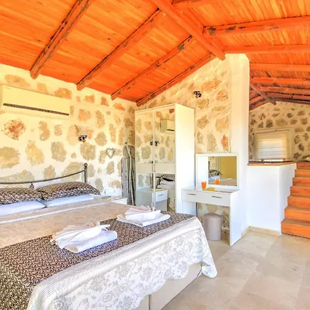 Kalkan'da Manzarali Ve Havuzlu, Tas Willa *